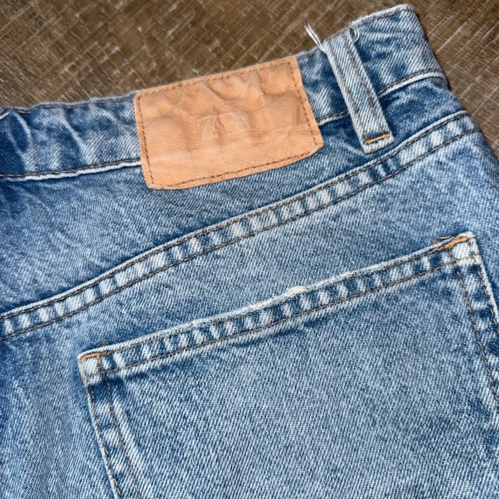 Zara (10) Distressed Denim Jeans - Picture 6 of 8